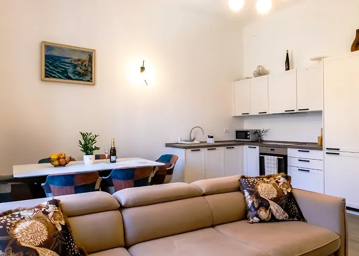 Center Azura Vista Апартаменти